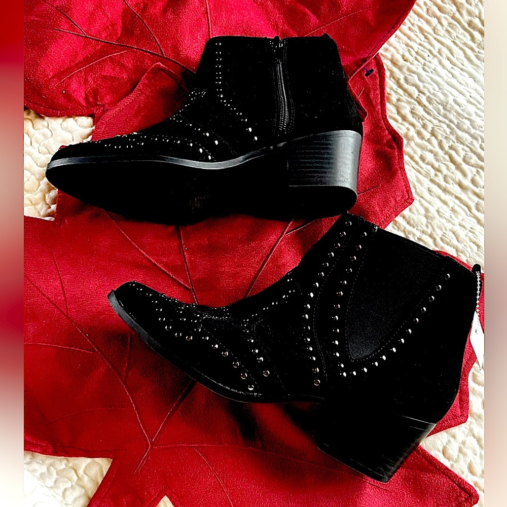 Super stylish Rocker  goth type women’s size 7 black booties!